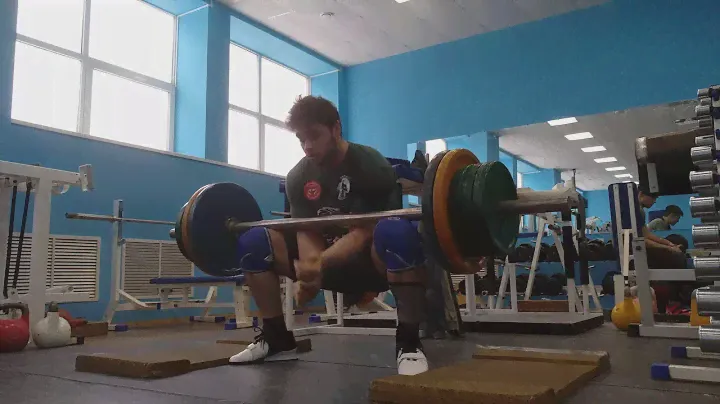 Присед Зерхера с пола на акселе 162х1 (Zercher squat)